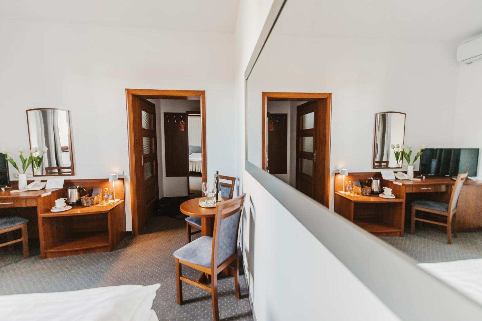 Hotel I Restauracja Borowianka Ostrów Wielkopolski Exteriör bild