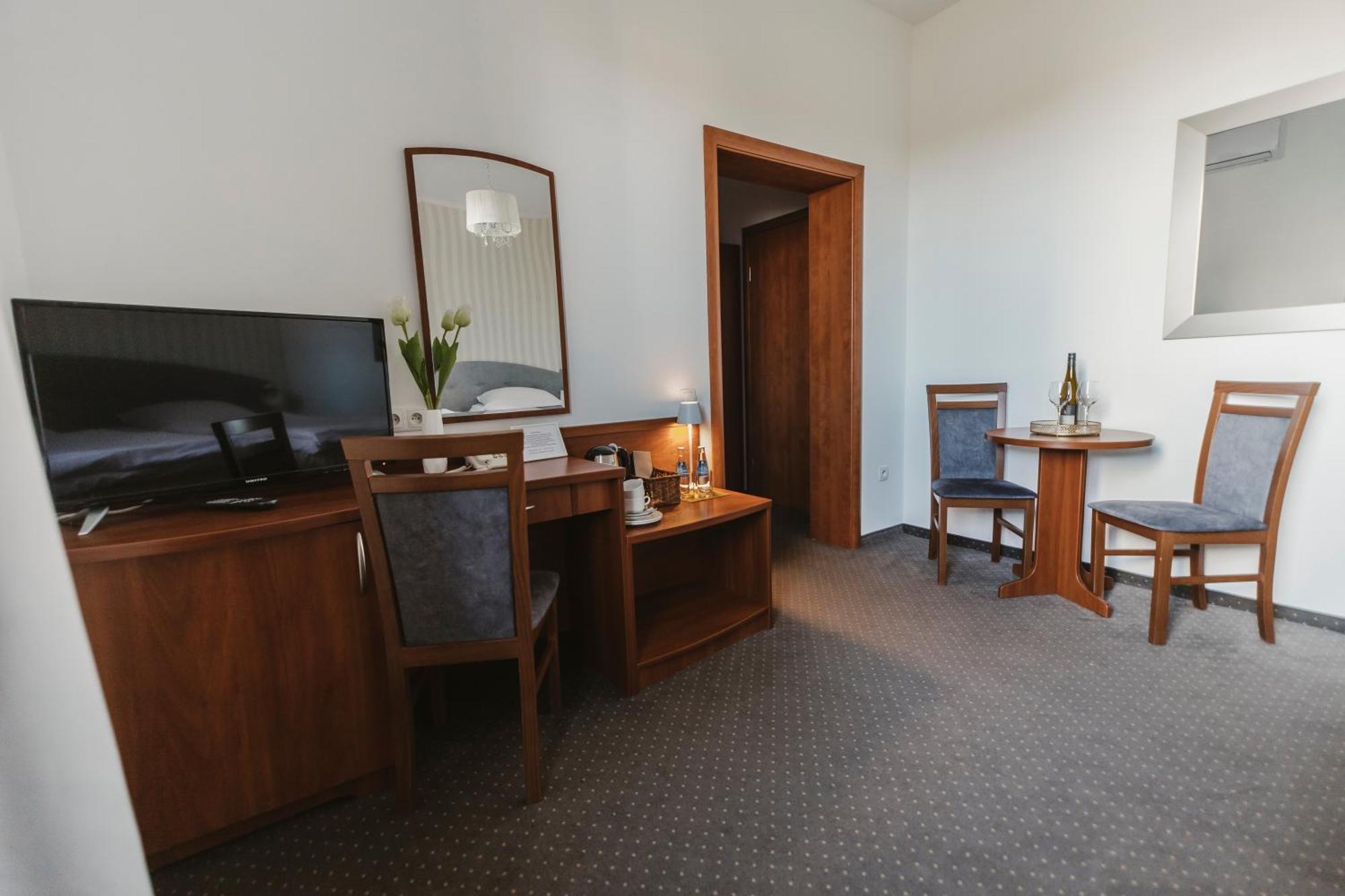 Hotel I Restauracja Borowianka Ostrów Wielkopolski Exteriör bild