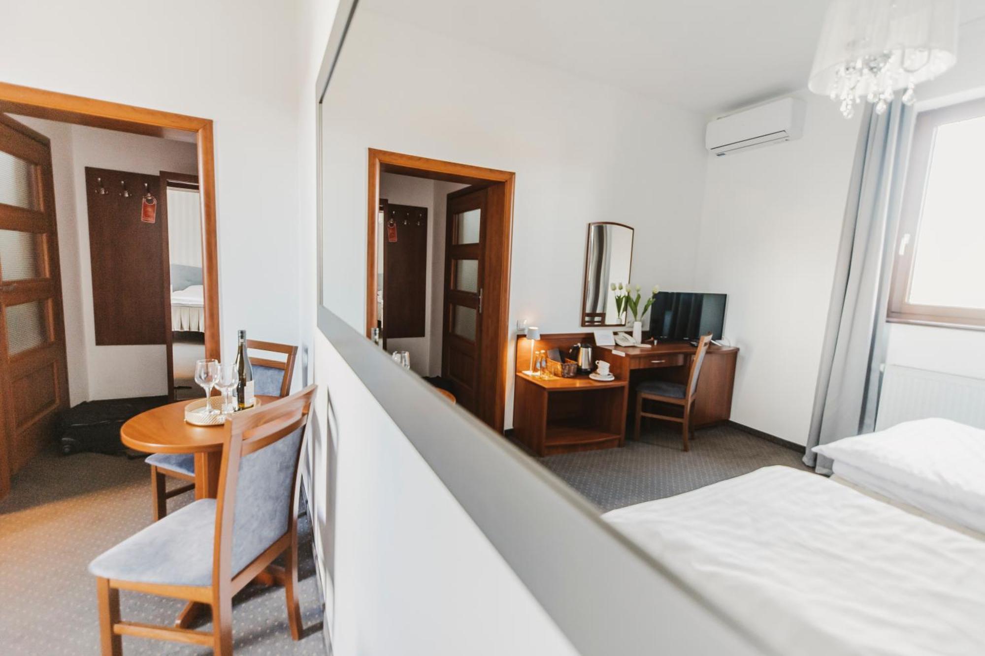 Hotel I Restauracja Borowianka Ostrów Wielkopolski Exteriör bild