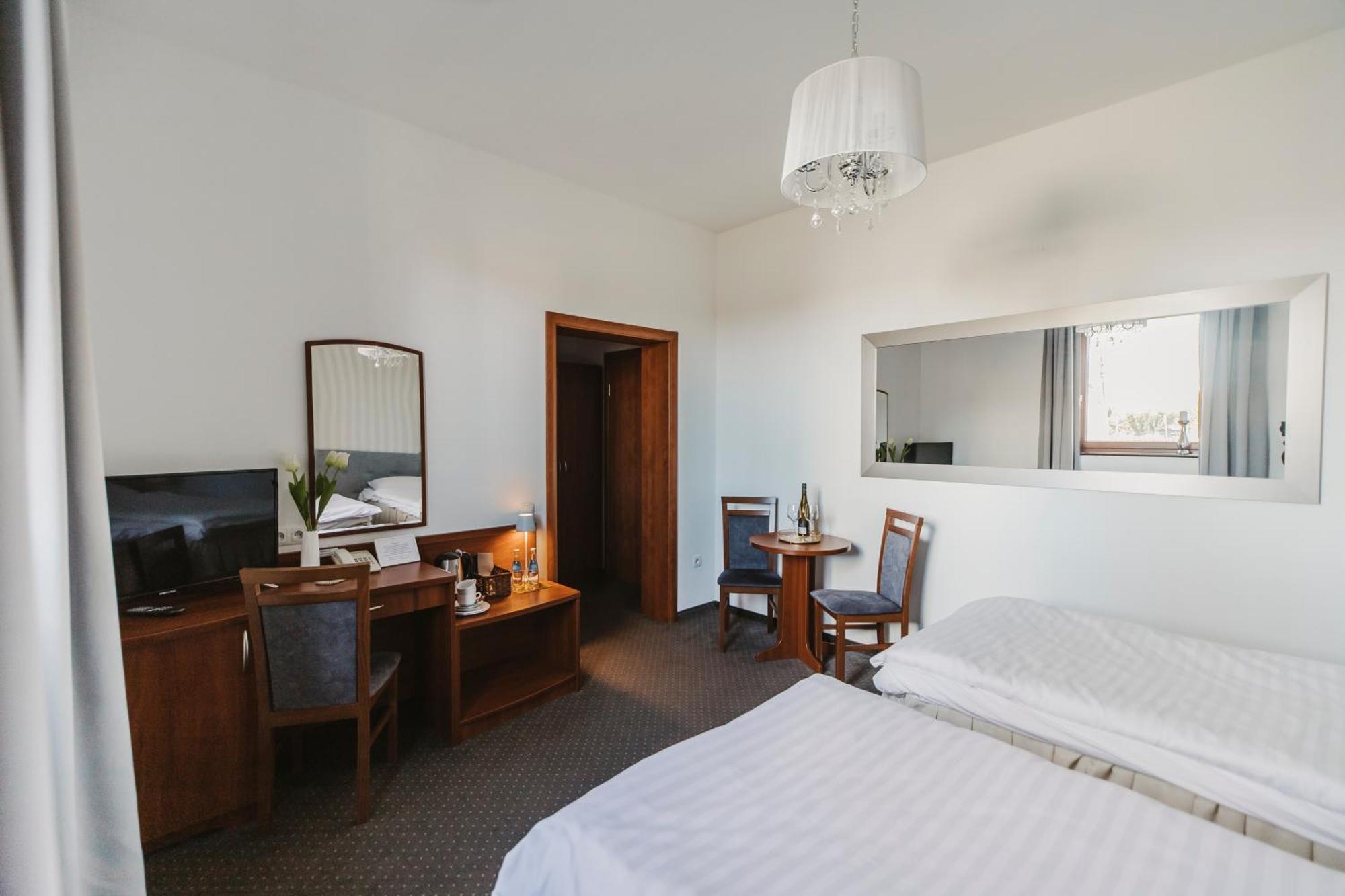 Hotel I Restauracja Borowianka Ostrów Wielkopolski Exteriör bild