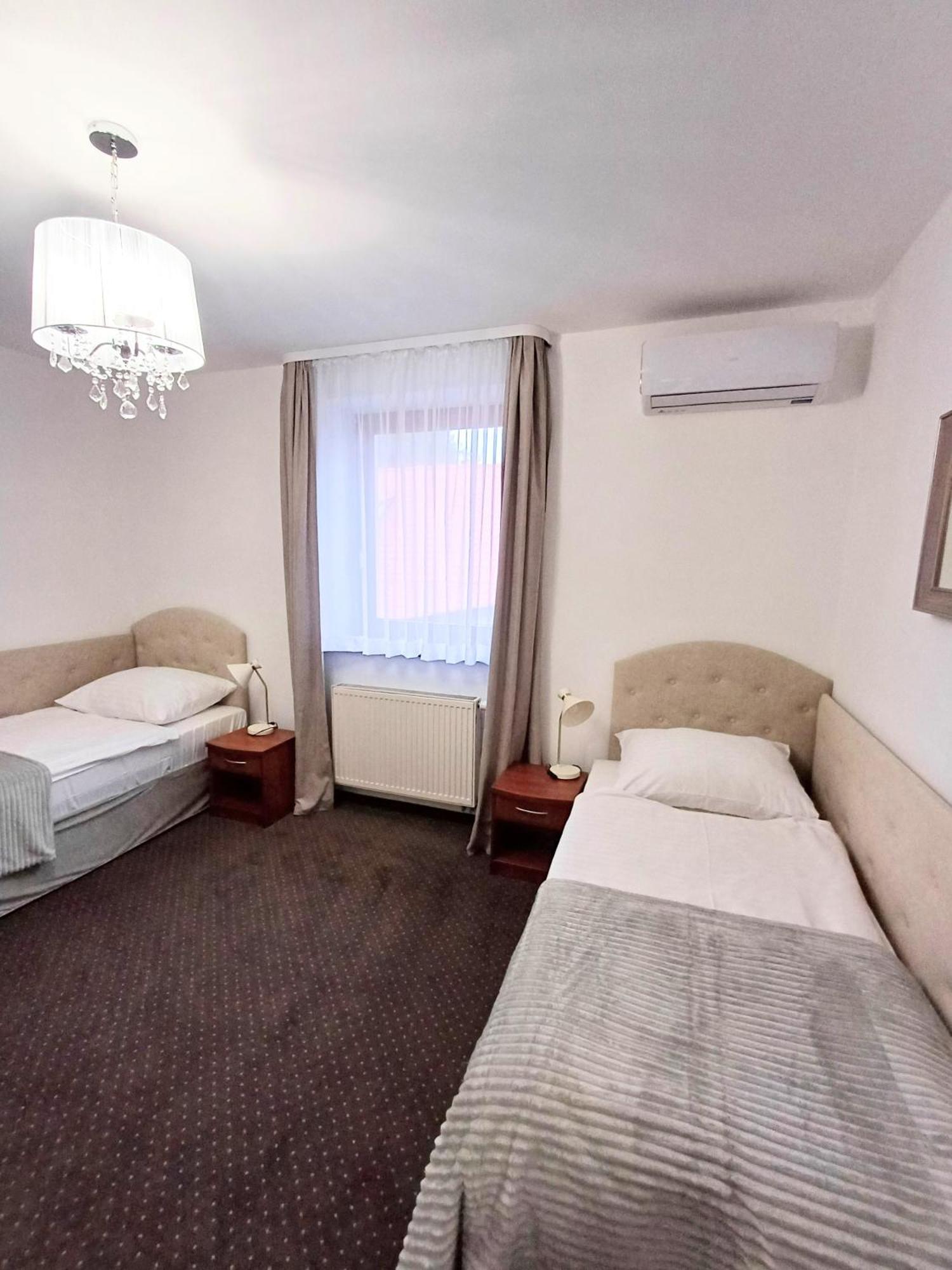 Hotel I Restauracja Borowianka Ostrów Wielkopolski Exteriör bild