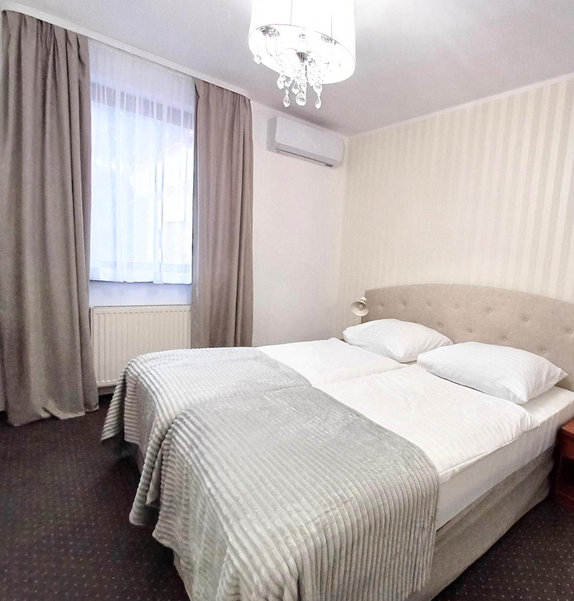 Hotel I Restauracja Borowianka Ostrów Wielkopolski Exteriör bild
